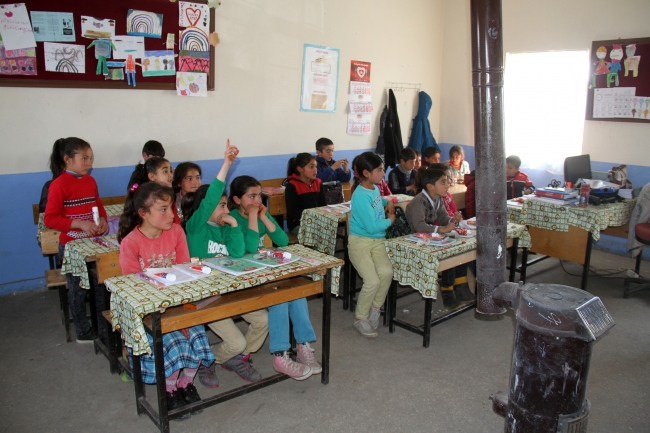 Çektiği fotoğrafla 10 bin öğrenciye kucak açtı